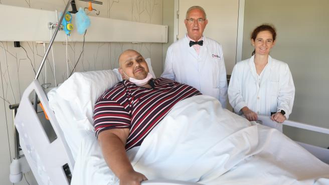 El paciente Emilio Jesús Jiménez, de 39 años, posa con el doctor Carlos Ballesta y una médico de su equipo minutos antes de someterse a la cirugía.