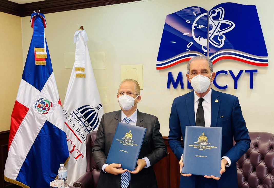 El Ministro del MESCYT, doctor Franklin García Fermín, y el presidente de (ADOPEREACU), ingeniero Luis Eduardo Toyos Grillo