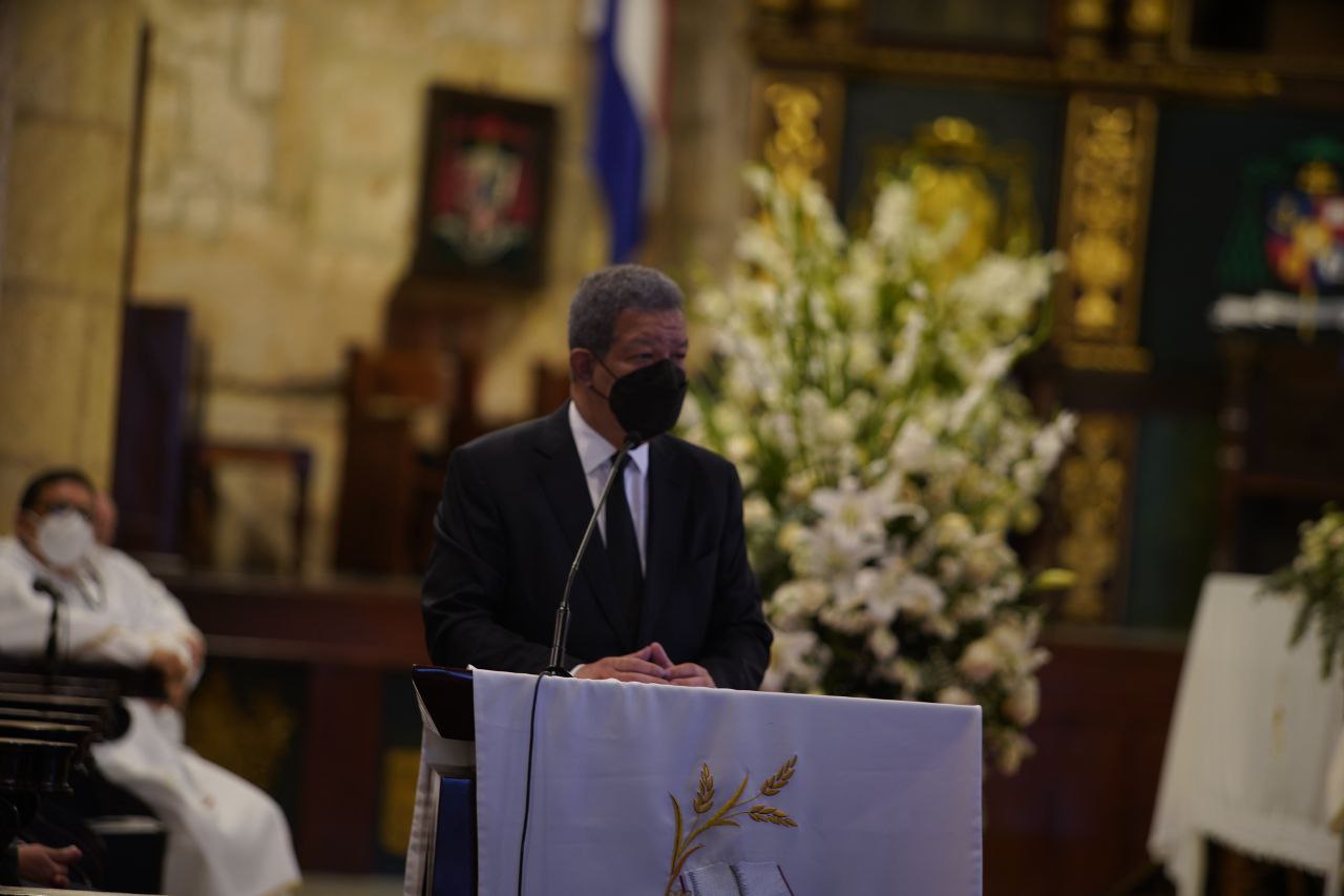 Leonel Fernandez, en misa de su madre doña Yolanda Reyna.