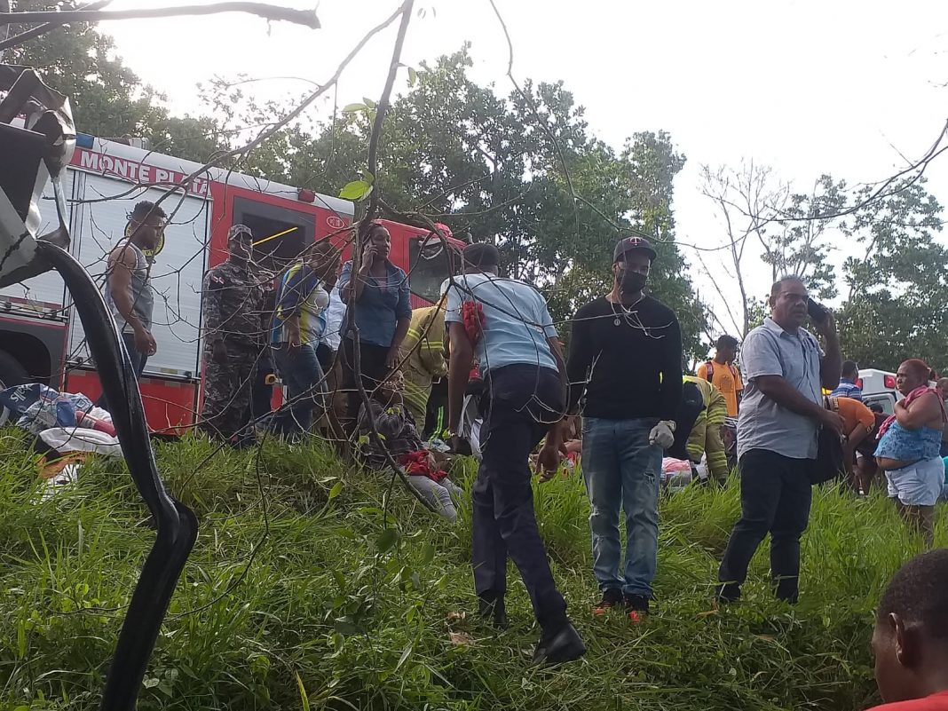 El director del Hospital Provincian Doctor Ángel Contreras, doctor Rafael De Luna, afirma que son decenas los heridos por un deslizamiento de un autobús que iba con destino Santo Domingo a Nagua. El accidente ocurrió en el cruce Bayaguana- Monte Plata