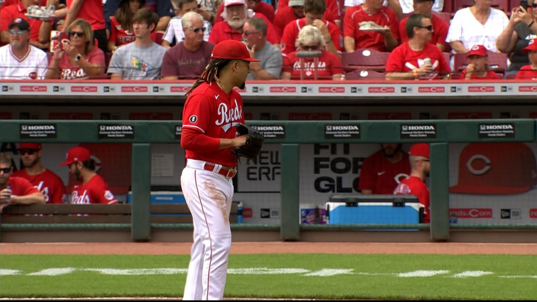 Dominicano Luis Castillo brilla en victoria de Rojos sobre Mellizos