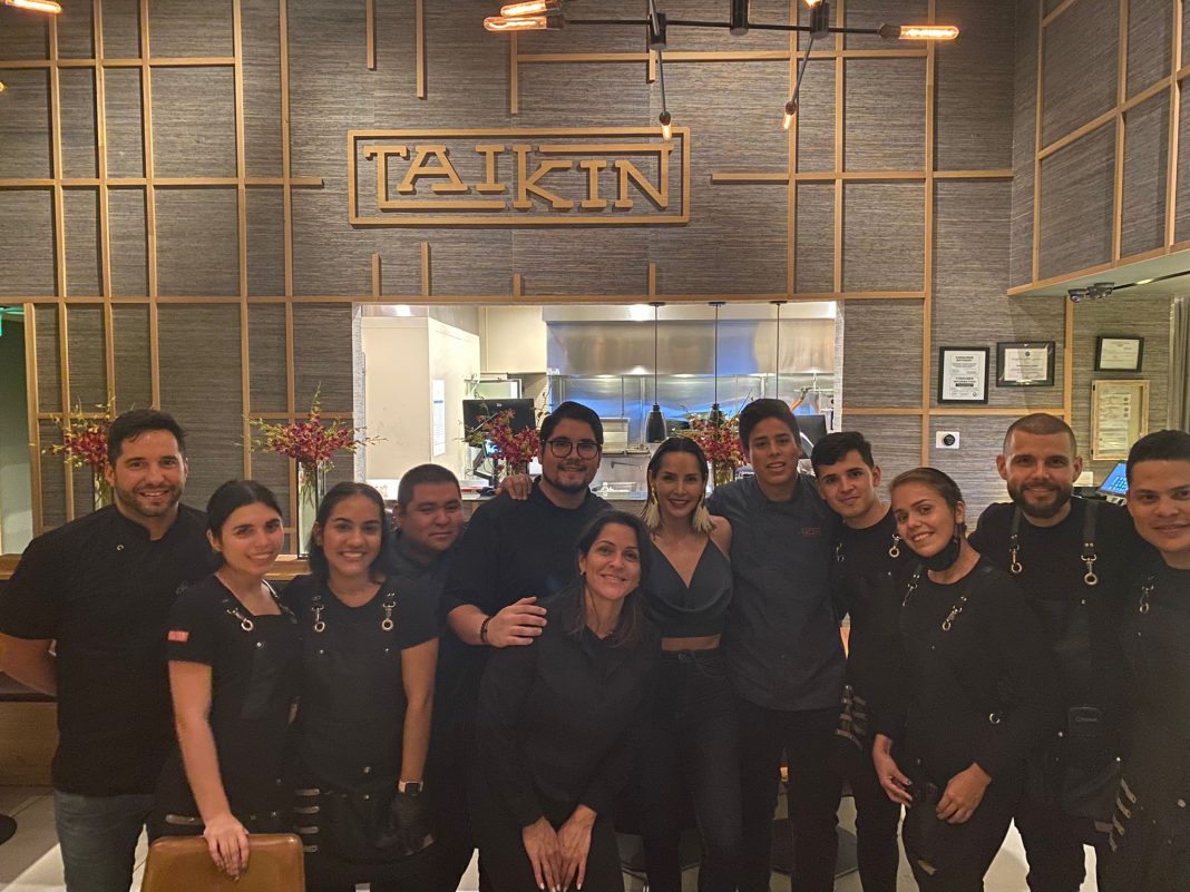 Estrellas de “Sin senos no hay paraíso” sorprenden a Carmen Villalobos en Taikin Asian Cuisine