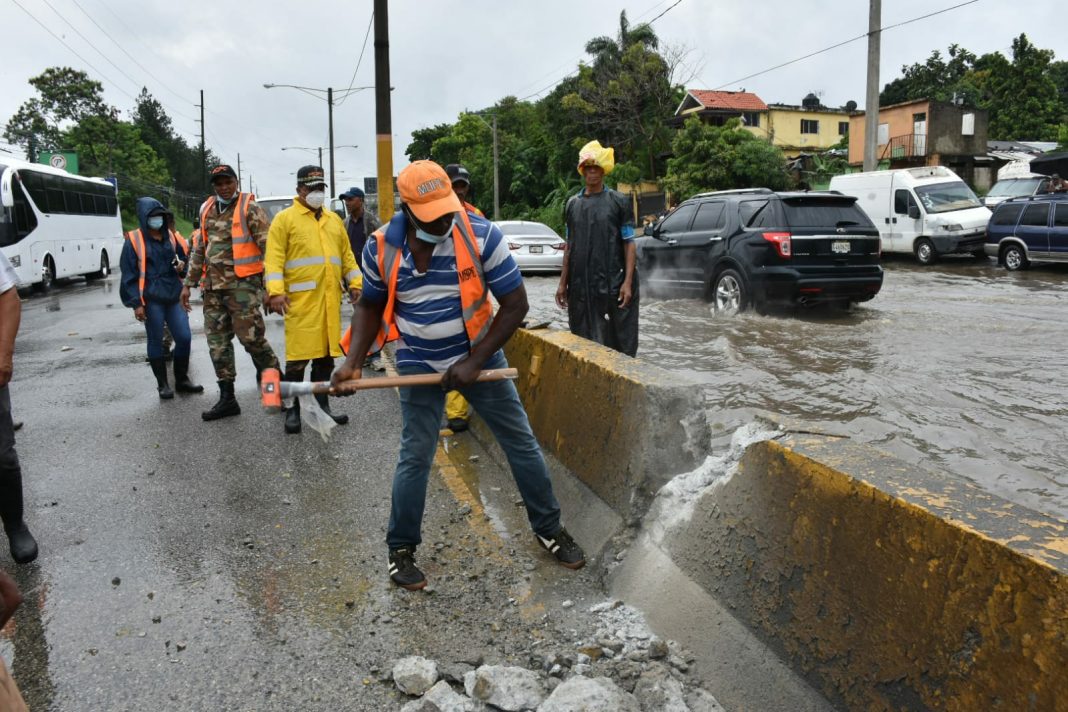 Obras Públicas trabaja en solución del problema drenaje de la autopista Duarte