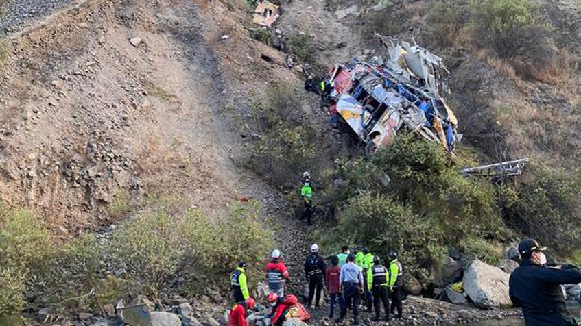 Al menos 29 muertos tras caer autobús de carretera central de Perú