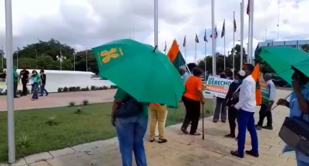 Manifestantes por las Tres Causales comienzan a llegar al Congreso Nacional - Noticias de hoy en República Dominicana | De Último Minuto