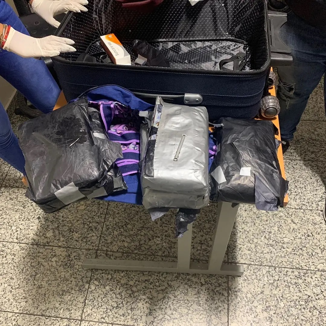Detienen ecuatoriana intentó entrar cinco paquetes de droga por el AILA - Noticias de hoy en República Dominicana | De Último Minuto
