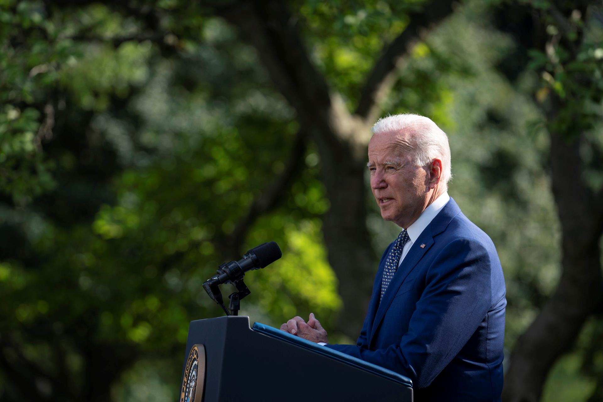 Biden pide no dejar que Trump "reescriba la historia" del asalto al Capitolio