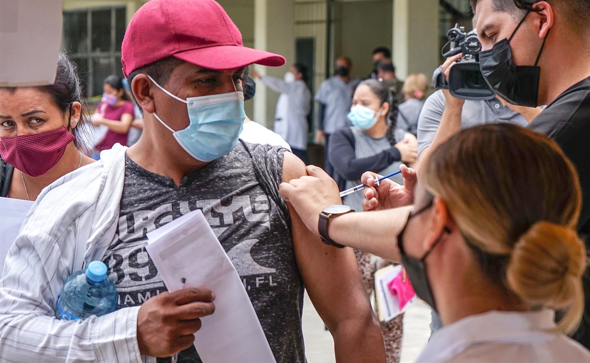 EE.UU. estudia vacunar a los migrantes que cruzan la frontera con México - Noticias de hoy en República Dominicana | De Último Minuto