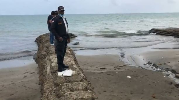 Autoridades recuperan cadáver hallado flotando en playa de Miches