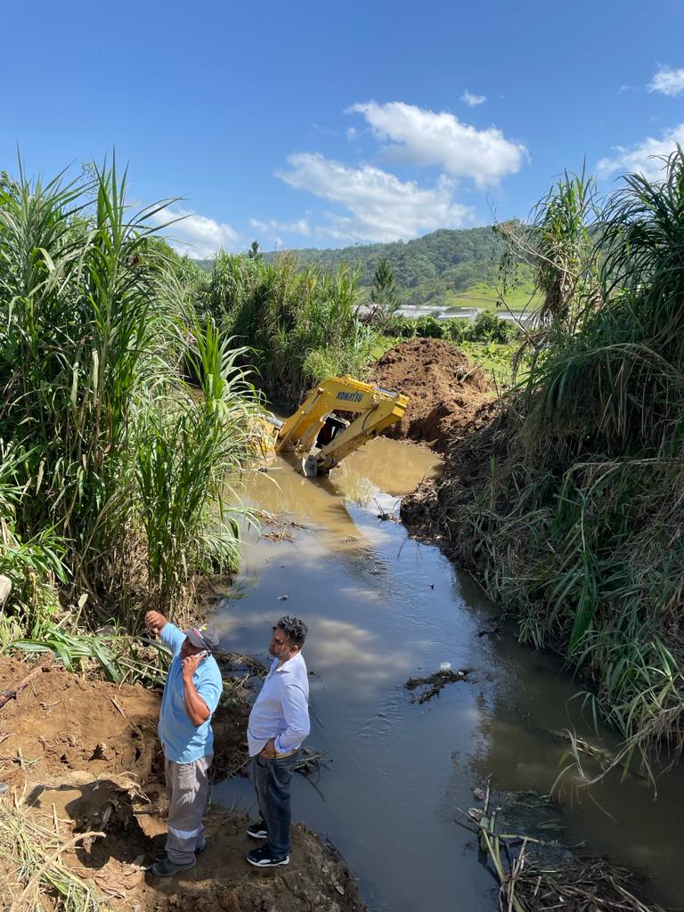 Se hunde retroexcavadora en Rancho Arriba, San José de Ocoa | De Último Minuto