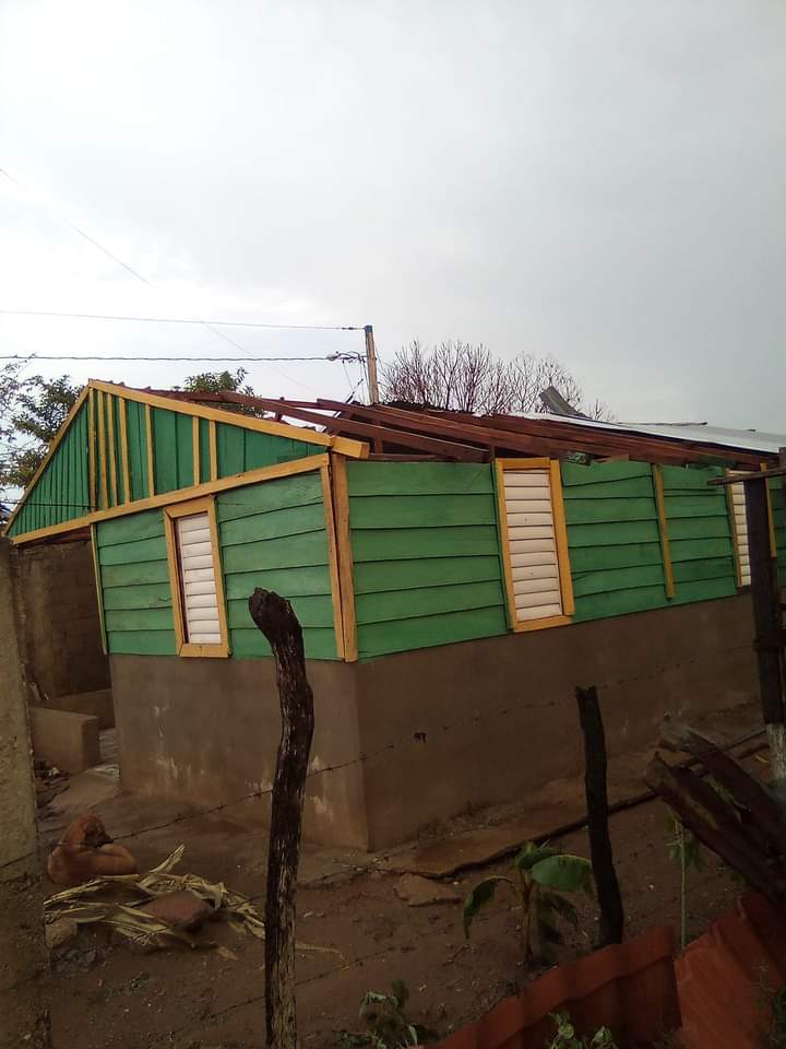 Fuertes vientos en medio de aguacero dejan varias casas sin techo en Dajabón