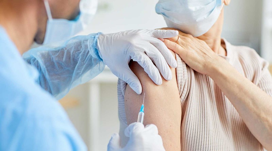 OMS recomienda tercera dosis de vacuna anticovid a grupos de riesgo