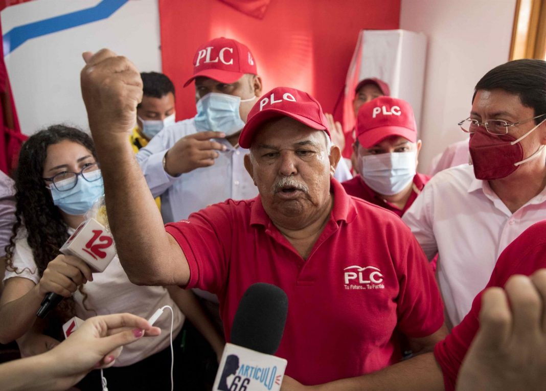 Managua.- El empresario nicaragüense Milton Arcia renunció este sábado a su candidatura presidencial por el opositor Partido Liberal Constitucionalista (PLC) para las elecciones del 7 de noviembre próximo, luego de que ese colectivo pidiera sacar de la contienda a la Alianza Ciudadanos por la Libertad (CxL), principal de oposición. Arcia, un empresario turístico, dijo a los periodistas que las autoridades del PLC no recibieron su carta de renuncia irrevocable, sin embargo ya nombraron e inscribieron ante el Poder Electoral a su sustituto, el diputado Walter Espinoza. 