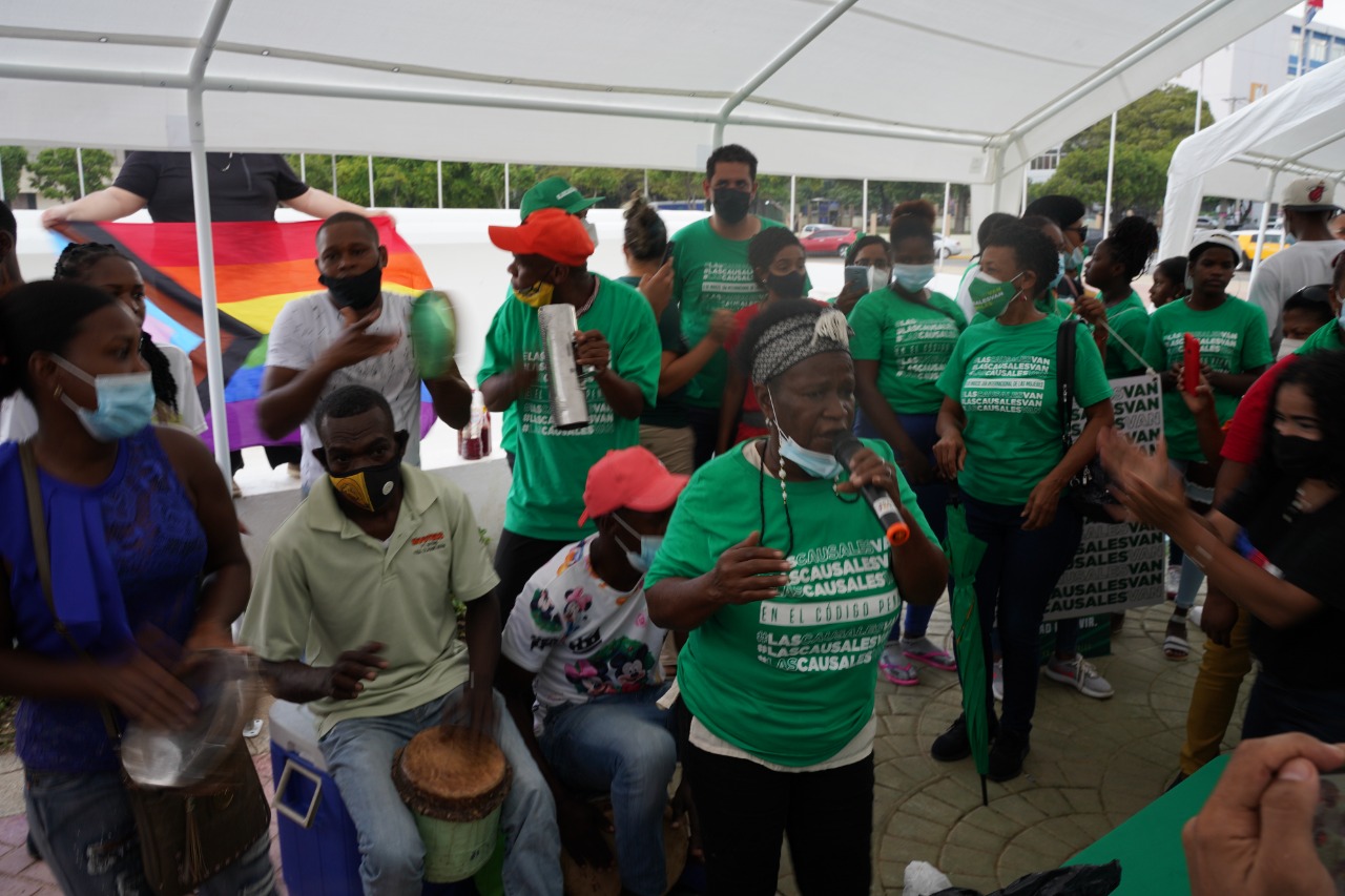 Colectivo por Las Tres Causales y comunidad LGTBIQ+ se manifiestan frente al Congreso Nacional - Noticias de hoy en República Dominicana | De Último Minuto