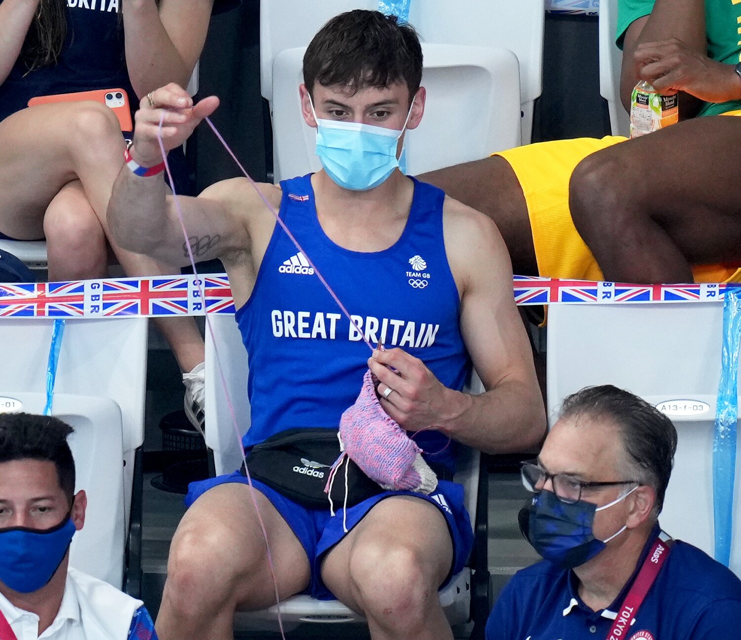 Tom Daley, el atleta que tejía para controlar su ansiedad y terminó ganando oro - Noticias de hoy en República Dominicana | De Último Minuto