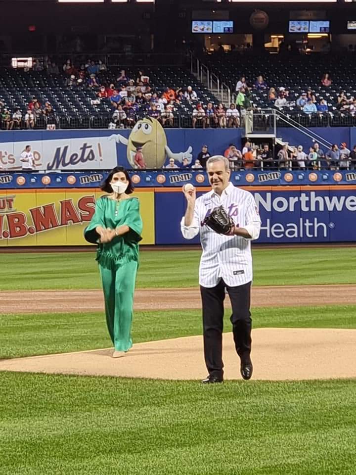 Presidente Luis Abinader lanza primera bola en partido Phillies vs Mets