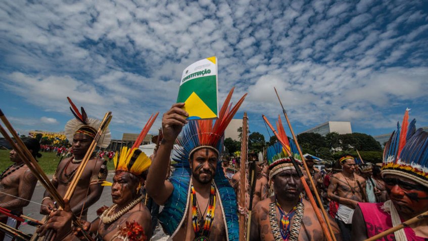 Miles de mujeres indígenas marchan en Brasil por sus derechos ancestrales