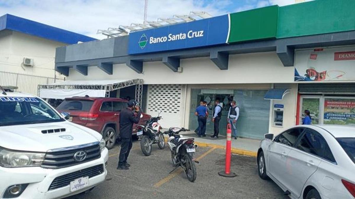 DNCD apresa dos personas en sucursal bancaria en Santiago