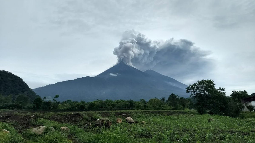 Entra en erupción volcán de fuego en Guatemala