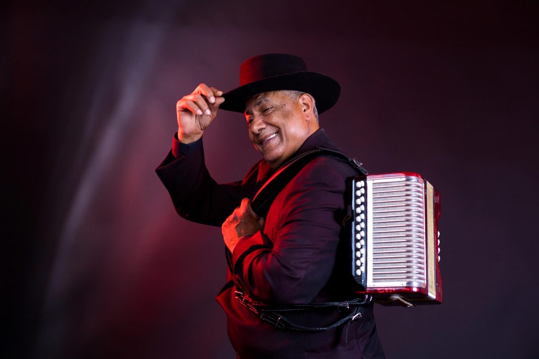 Merenguero típico Francisco Ulloa celebra 50 años de carrera con gira a EEUU