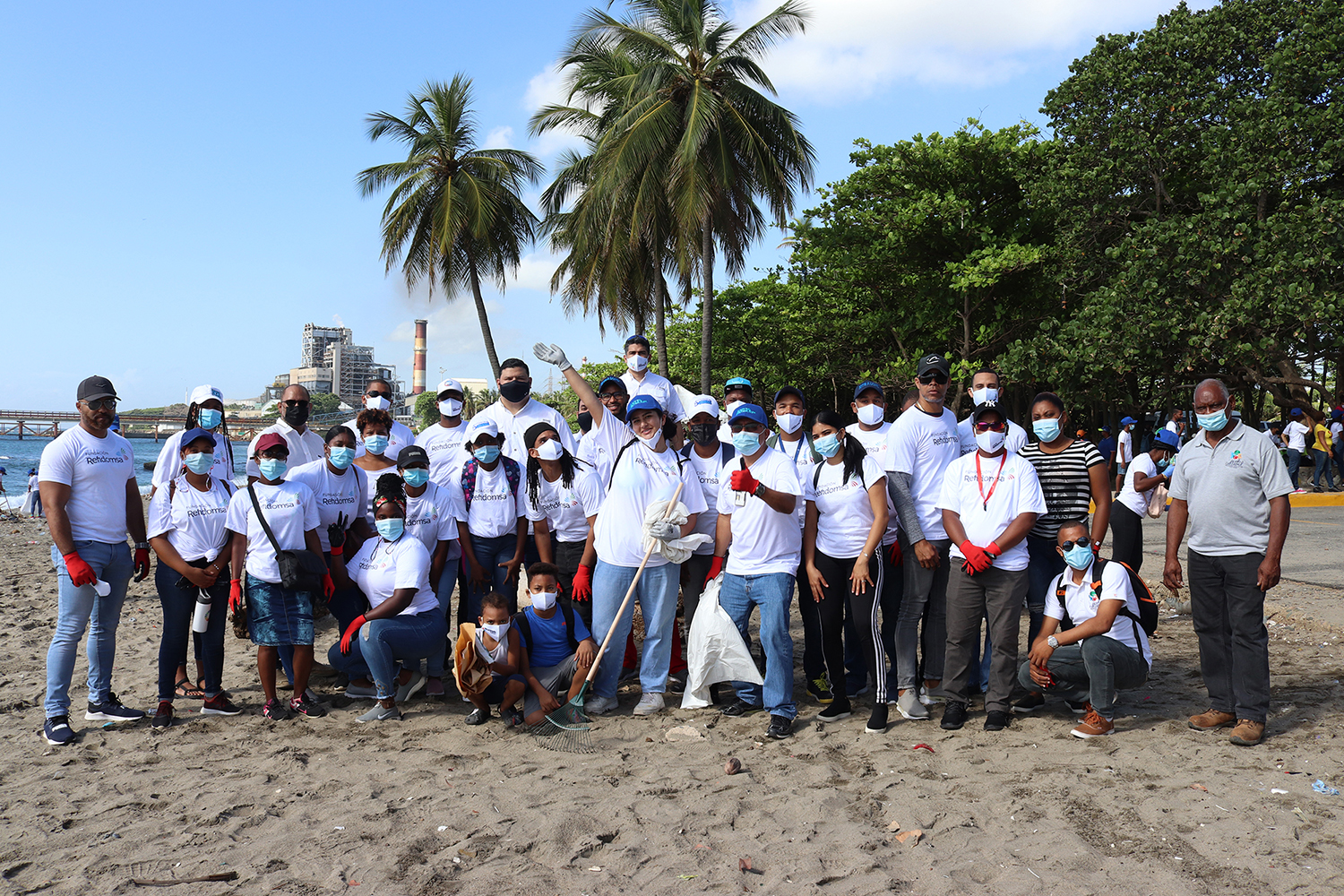 Fundación Refidomsa realiza operativo por el Día Internacional de Limpieza de Playas - Noticias de hoy en República Dominicana | De Último Minuto