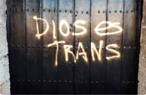 “Dios es trans”, el letrero que pintaron en puerta de Iglesia Las Mercedes