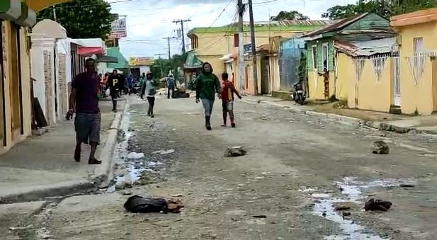 Protestan por asfaltado de calles en Sabana Grande de Boyá