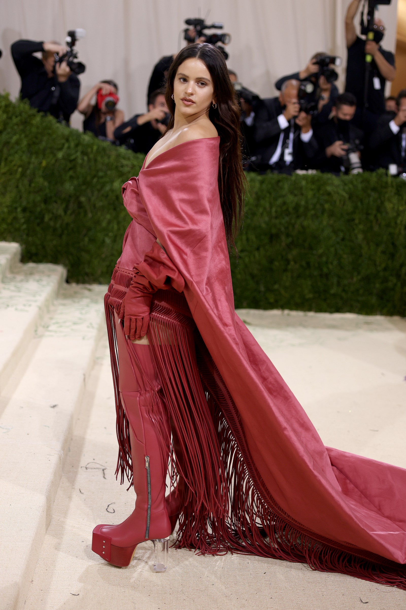 Rosalía lleva el mantón de Manila a la Met Gala de Nueva York