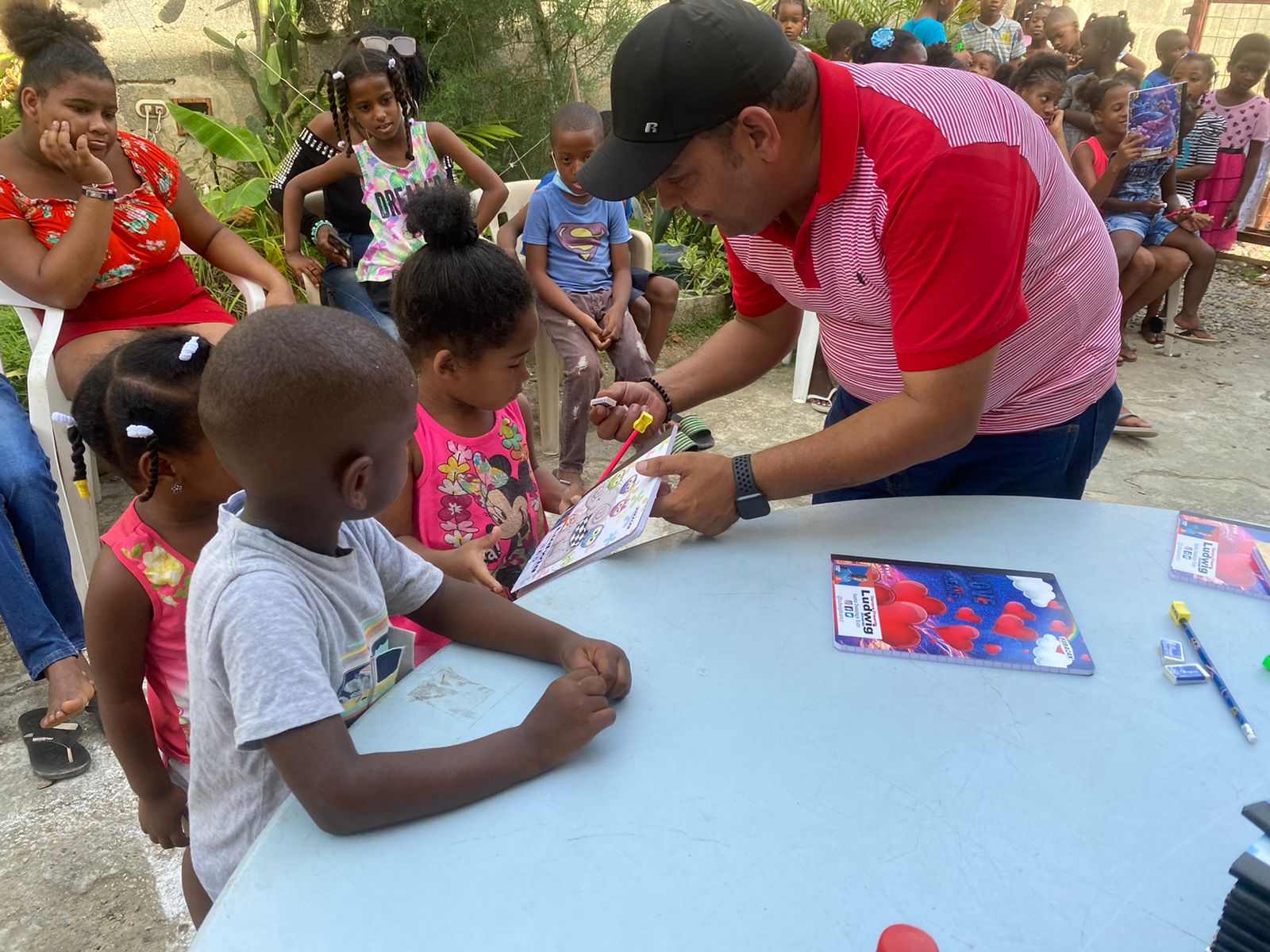 Estudiantes de Santo Domingo Este reciben kit escolar - Noticias de hoy en República Dominicana | De Último Minuto