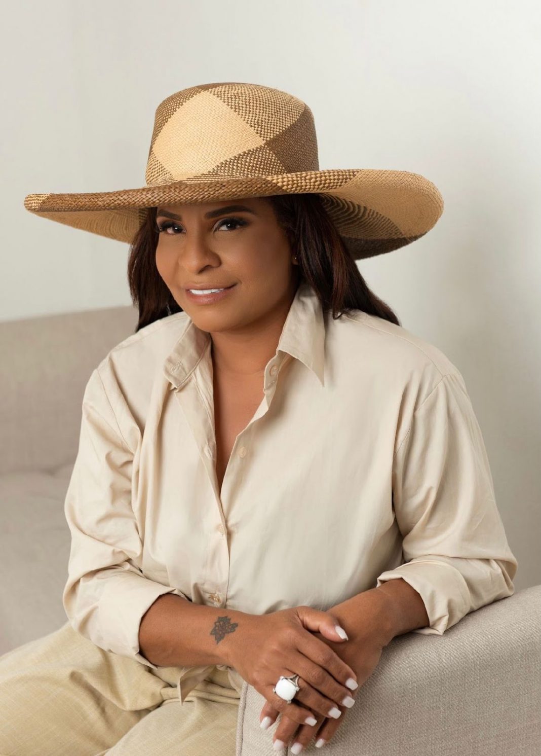 Josefina Cabrera lanza colección de sombreros artesanales