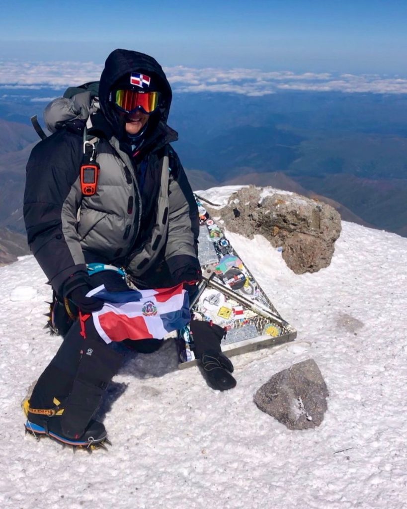Dominicana que escaló Monte Elbrús, sueña con poder llevar la Bandera Dominicana al Everest - Noticias de hoy en República Dominicana | De Último Minuto