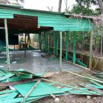 Padres “se amotinan” y destruyen casucha donde sus hijos recibían docencia - Noticias de hoy en República Dominicana | De Último Minuto