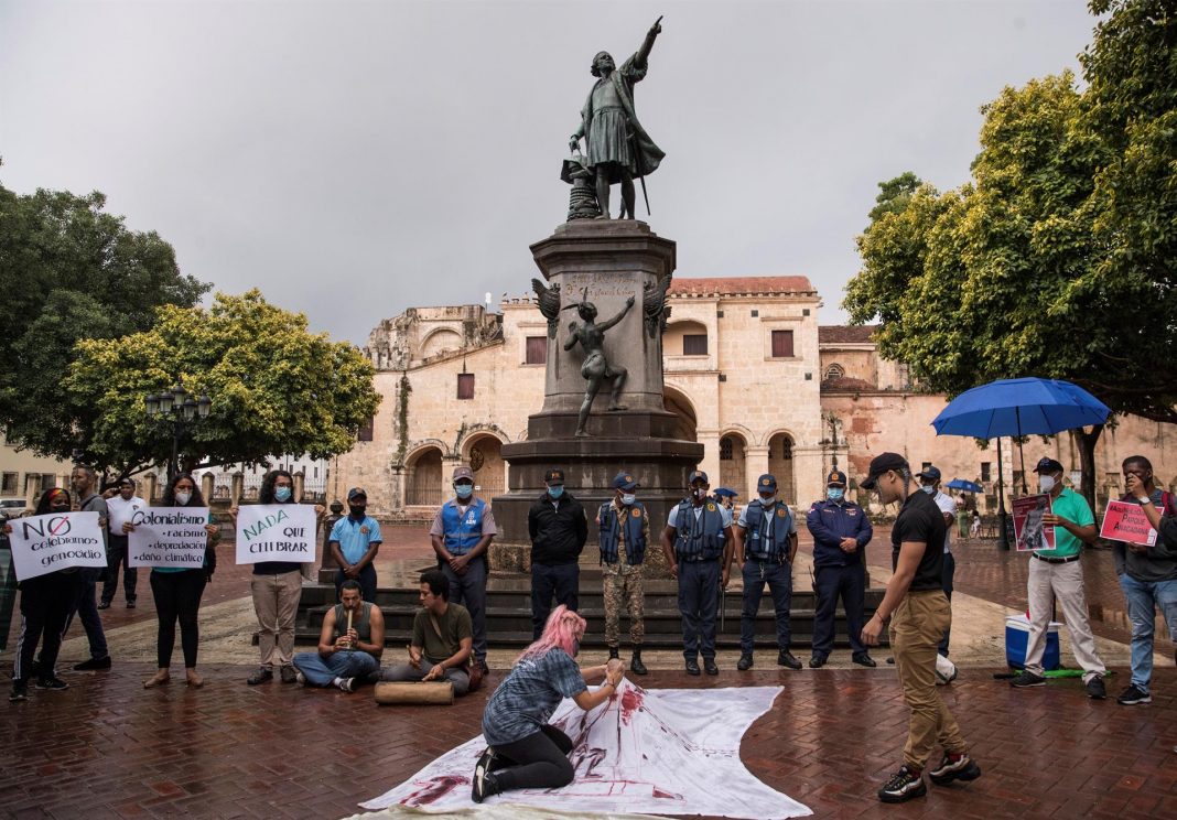 Protestan pidiendo retirada de estatua de Colón en Zona Colonial