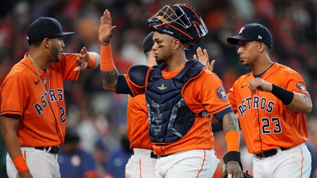 Astros van a Chicago con escobas en mano