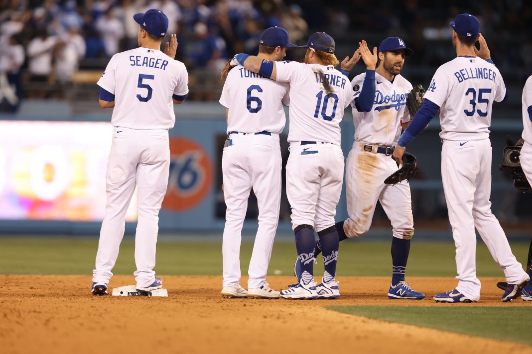 Dodgers derrotan Bravos y acortan ventaja en Serie de Campeonato