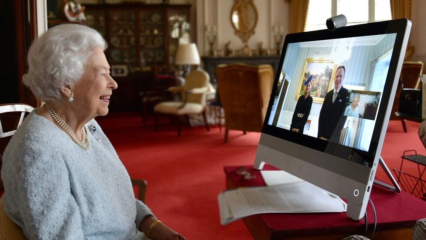 Reina Isabel II atiende audiencias virtuales tras su alta hospitalaria