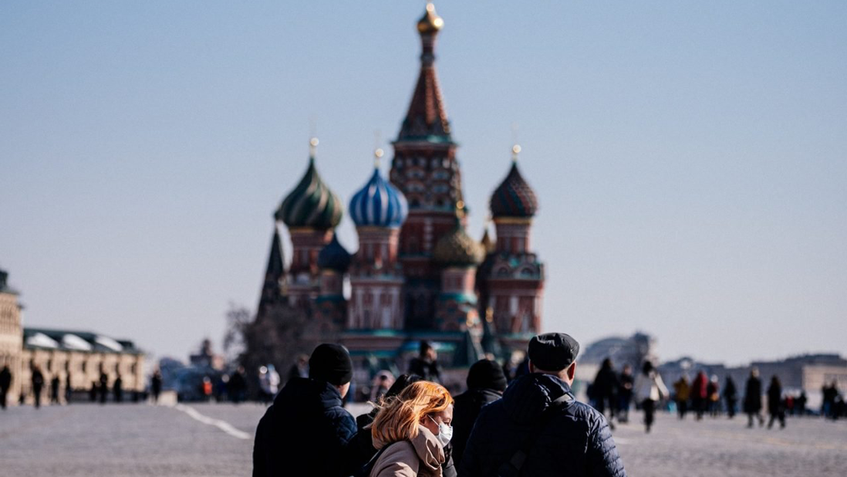 Rusia prohíbe reuniones masivas en medio de aumento de casos de COVID-19