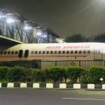 Avión se queda atascado en un puente peatonal y se vuelve viral - Noticias de hoy en República Dominicana | De Último Minuto