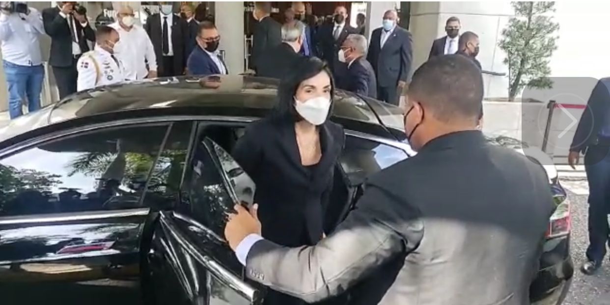 Luis Abinader y su esposa asisten al velatorio de Leslie Rosado De