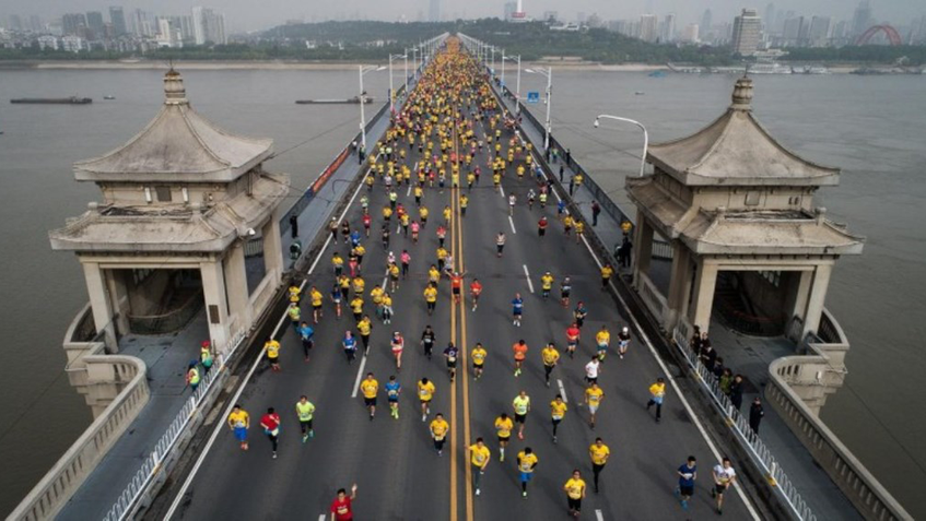 China aplaza maratón de Wuhan por rebrote de COVID-19