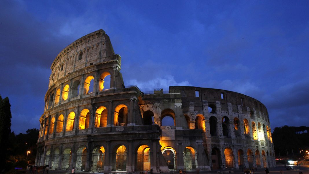 Dos turistas son multados con 900 dólares por colarse en el Coliseo de Roma