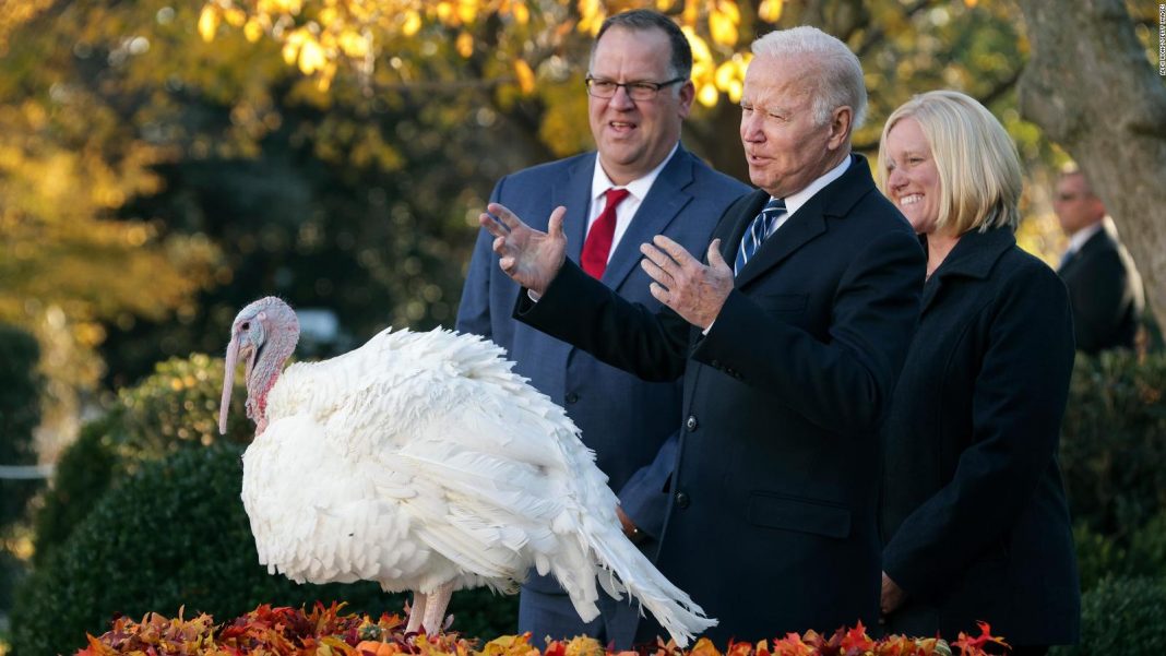 Biden encabezó la amena y distendida ceremonia de presentación nacional del pavo de Acción de Gracias.