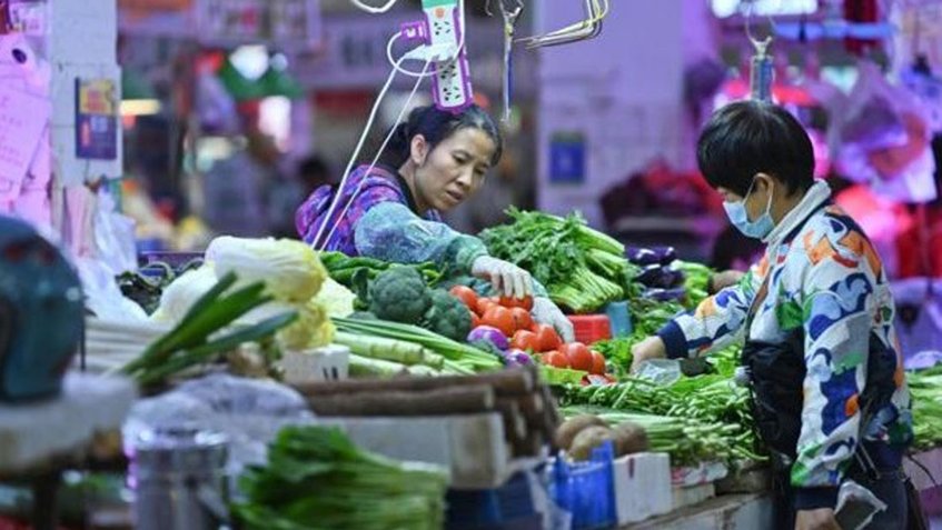 China pide a su población abastecerse de comida tras rebrote de COVID-19