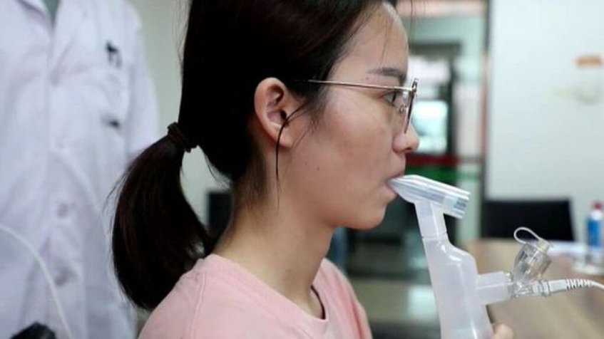 China presenta la primera vacuna inhalable contra COVID-19