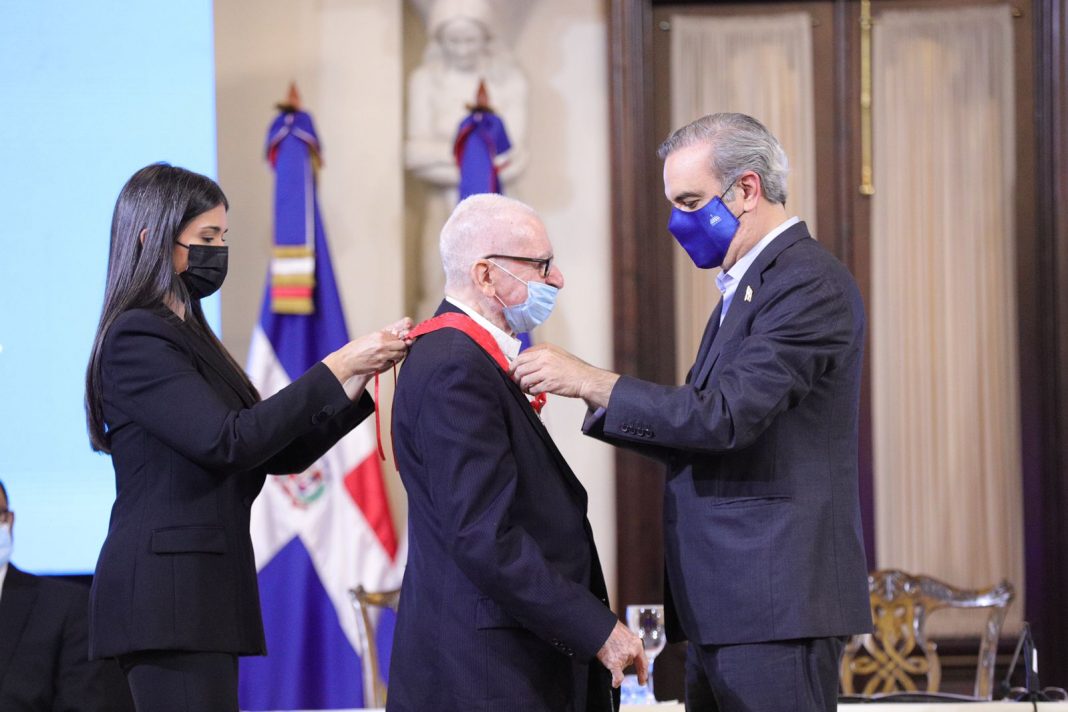 Presidente Luis Abinader condecora al padre José Luis Sáez