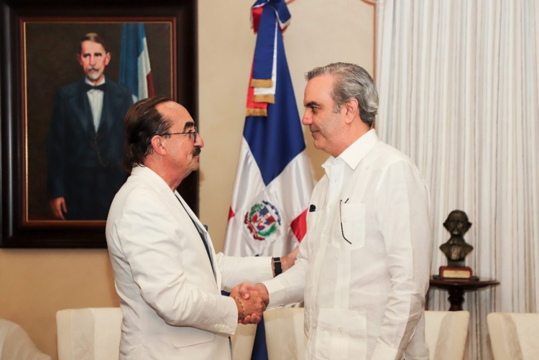 Abinader recibe al pianista Raúl Di Blasio en el Palacio Nacional