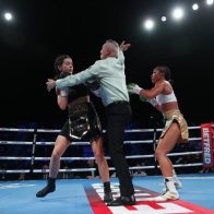 VIDEO. Boxeadora se queda 'dormida' de pie tras ser noqueada por su rival - Noticias de hoy en República Dominicana | De Último Minuto