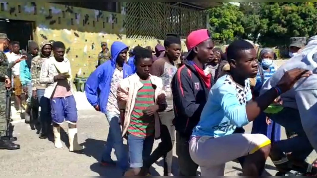 Detienen camión con 44 haitianos indocumentados en Santiago Rodríguez