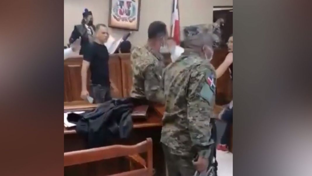 Tras reenvío de audiencia, reclusos escenifican pelea en el Palacio de Justicia de Bonao