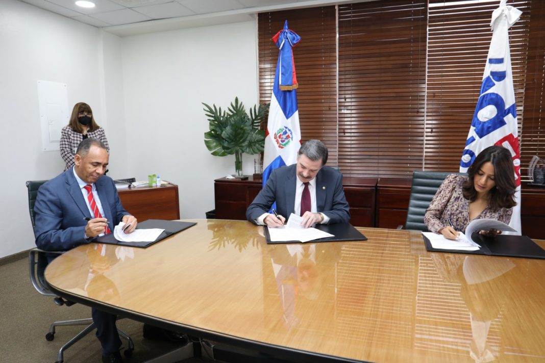 Indotel y Claro firman contrato que expandirá zonas de cobertura de telecomunicaciones en RD